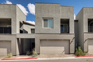 Exterior - 5 Mi to Water Street District! Modern Townhome (Henderson)