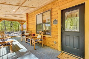 Outdoor dining - Fish & Float at Natural Springs! Log Cabin in Bell (Bell)