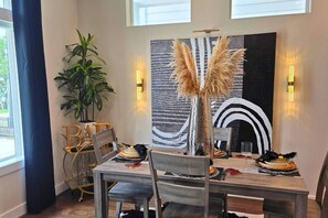 Dining - Wonderland 3bd Escape Near Downtown Houston (Houston)