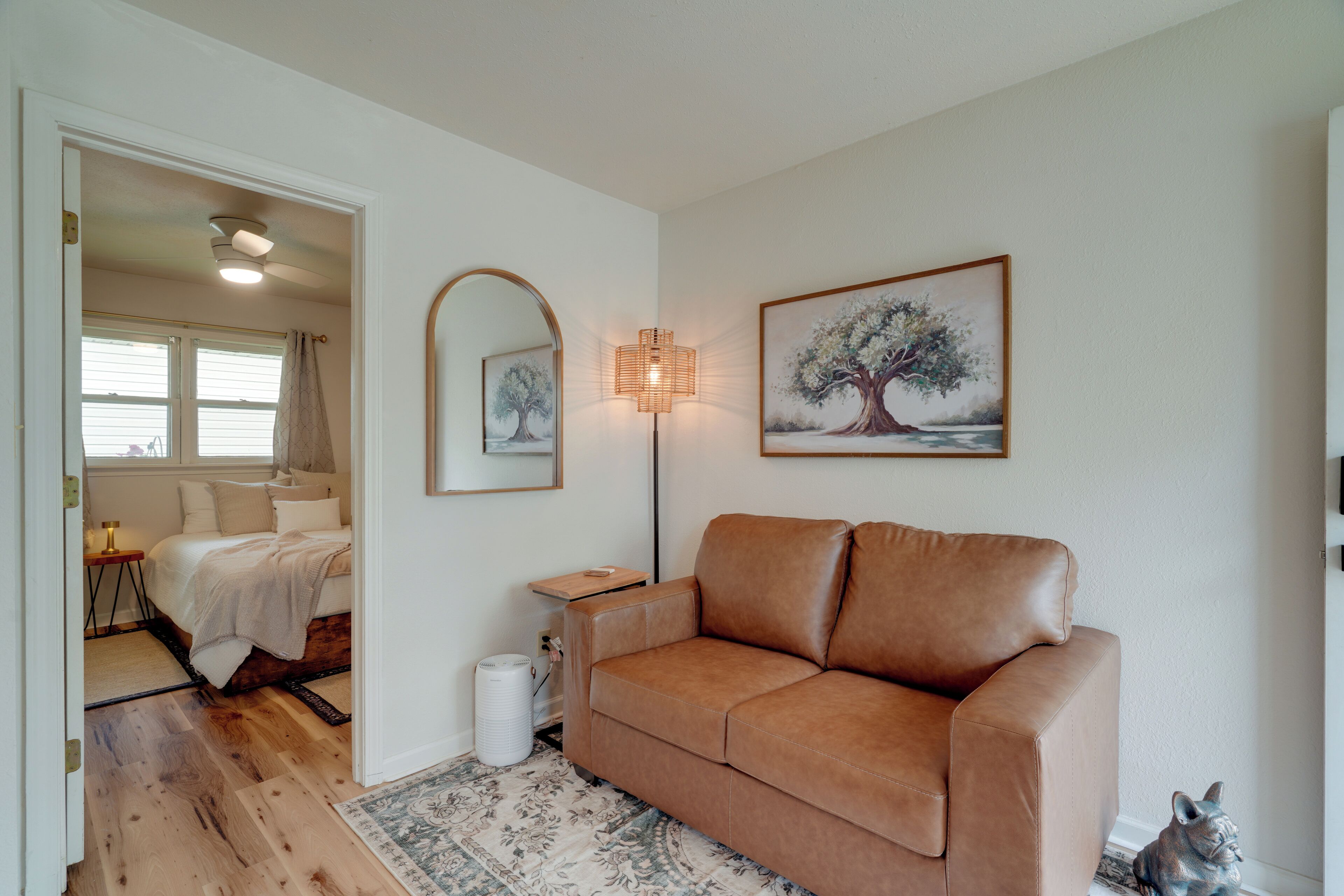1 bedroom, desk, internet, bed sheets