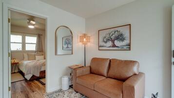 1 bedroom, desk, internet, bed sheets