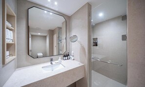 Chambre familiale | Salle de bain | Séchoir à cheveux, peignoirs, pantoufles, bidet