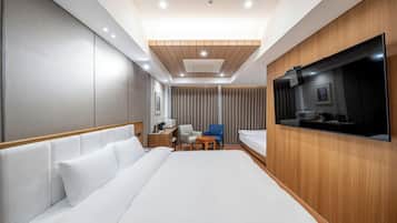 Family Room | Hypo-allergenic bedding, blackout drapes, free WiFi, bed sheets