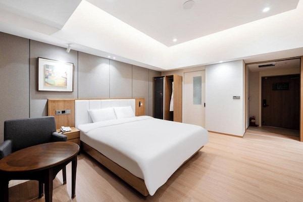 Hypo-allergenic bedding available, blackout drapes, WiFi (free)