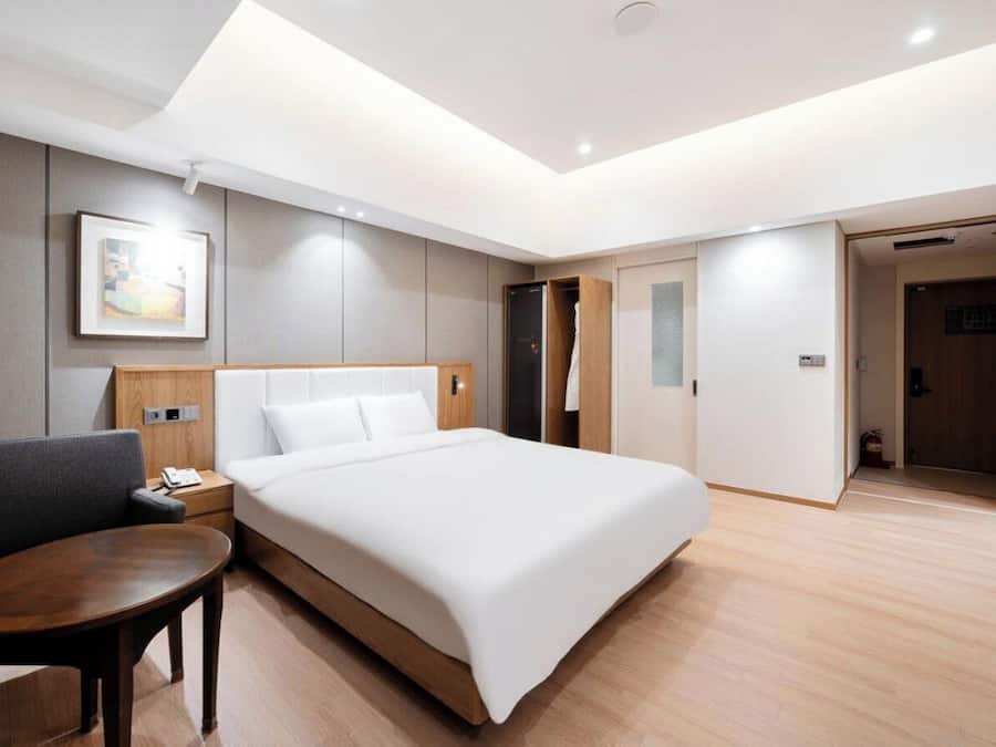 Ropa de cama hipoalergénica, cortinas blackout y wifi gratis