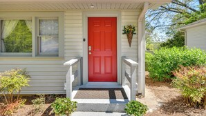 A house with a red door, a small porch, and a mailbox. - Near Horse Shows & Events! Blissful Tryon Cottage (Tryon)