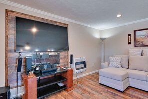 Living area - Kentucky Adventure Base Near Fort Knox (Vine Grove)