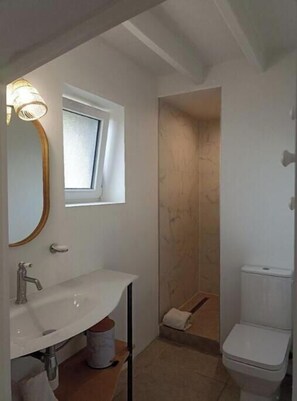 Bathroom - Vrbo Property (Champagné-Saint-Hilaire)