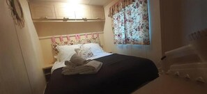 Room - Mobil-Home Face à la Piscine - 2 Bedrooms, Terrace & Barbecue (Champagné-Saint-Hilaire)