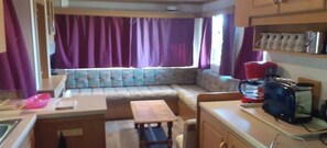 Interior - Mobil-Home Face à la Piscine - 2 Bedrooms, Terrace & Barbecue (Champagné-Saint-Hilaire)