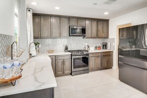 Fridge, microwave, stovetop, dishwasher - 6 Mi to Strip & Chinatown! Poolside Desert Escape (Las Vegas)