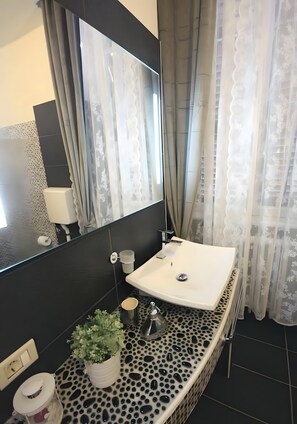 Bathroom - Holiday Home '7 Archi Como Vacation Home' with Wi-Fi (Como)