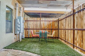 Outdoor dining - Explore Dtwn Burkburnett! Industrial Apt w/ Patio (Burkburnett)