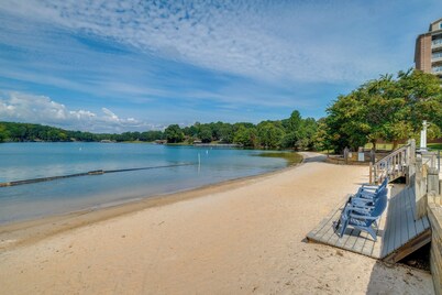 Smith Mtn Getaway: Pool, Hot Tub & Lake Views!