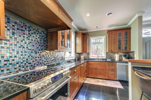 Private kitchen - On-Site Creek! Peaceful Wooded Retreat in Havelock (Havelock)