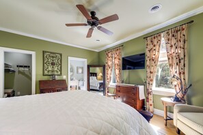 Room - On-Site Creek! Peaceful Wooded Retreat in Havelock (Havelock)