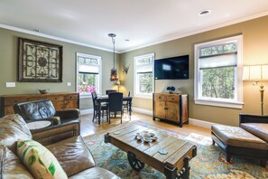 Living area - On-Site Creek! Peaceful Wooded Retreat in Havelock (Havelock)