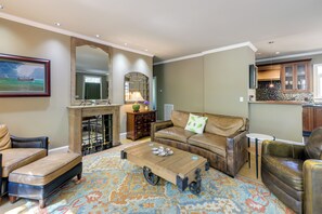 Living area - On-Site Creek! Peaceful Wooded Retreat in Havelock (Havelock)