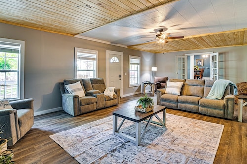Surrounding Pasture Views! Peaceful Escape in Iuka
