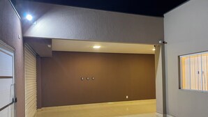 A clean, modern interior with a tiled floor, a brown wall, and a window with blinds. - Lilly Queen I, 3-bedroom house in adorable Londrina with AC near to the Airport (Londrina)