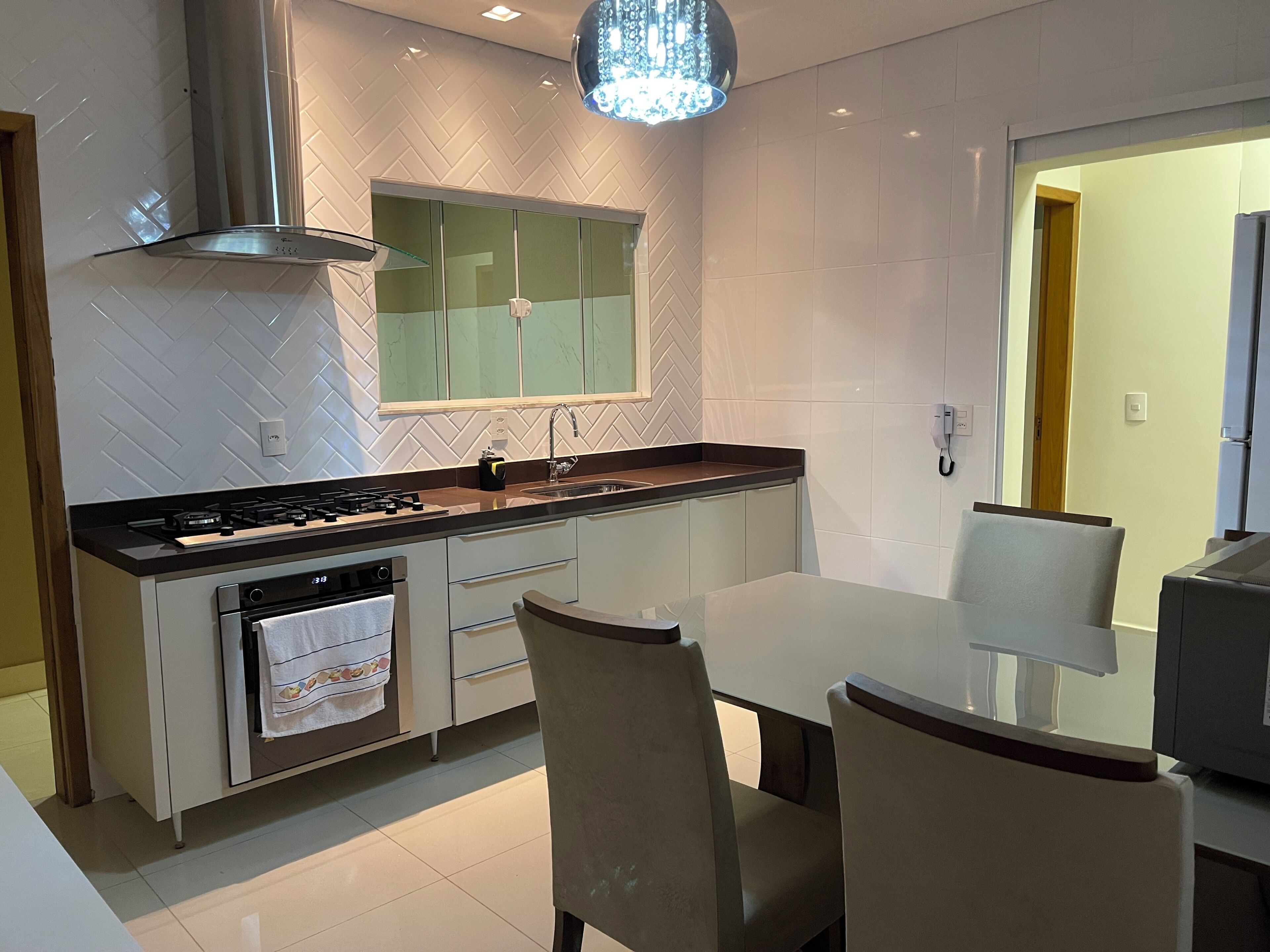 Geladeira, micro-ondas, fogão, cooktop