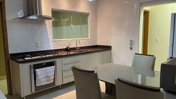 Geladeira, micro-ondas, fogão, cooktop