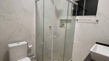 Een douche, een haardroger, handdoeken, zeep