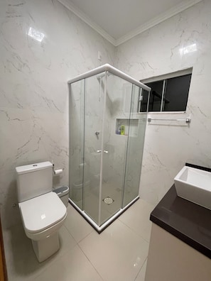Een douche, een haardroger, handdoeken, zeep