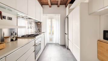 Frigorifero, microonde, forno, piano cottura