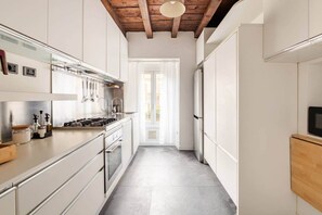 Fridge, microwave, oven, stovetop - Luxury Stay Isola with Billiards & Ping Pong (Milan)