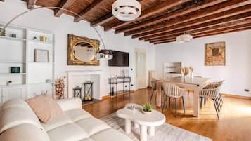 Smart TV, caminetto, tavolo da ping pong