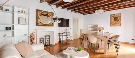 Smart TV, chimenea y tenis de mesa