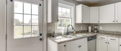 Fridge, microwave, stovetop, dishwasher