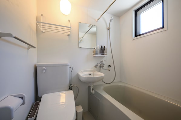 Appartement, vue jardin | Salle de bain | Ensemble douche/baignoire, articles de toilette gratuits, sĂšche-cheveux