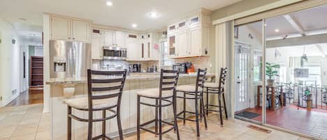 Fridge, microwave, stovetop, dishwasher
