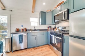 Private kitchen - Little Blue Cabin! Country Stay Near Williamsport (Allenwood)