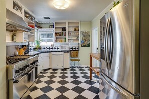 Fridge, microwave, stovetop, dishwasher - Work & Play in Fort Worth! Retro Home 5 Mi to TCU (Fort Worth)