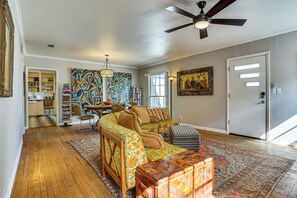 TV, books - Work & Play in Fort Worth! Retro Home 5 Mi to TCU (Fort Worth)