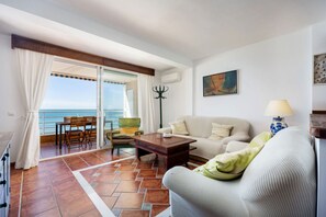 TV - Bahia Beachfront Apartment (El Puerto de Santa María)