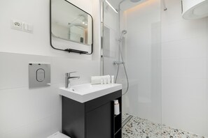 Shower, hair dryer, towels, shampoo - Comfortable Apartment in Katowice | Close to City Attractions (Katowice)