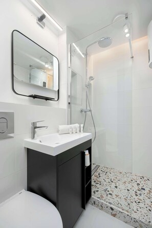 Dusche, Haartrockner, Handtücher, Shampoo