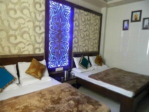 Deluxe Quadruple Room - Hotel Sahil Inn Haji Ali (Ajmer)