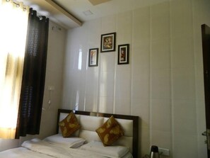 Deluxe Quadruple Room - Hotel Sahil Inn Haji Ali (Ajmer)