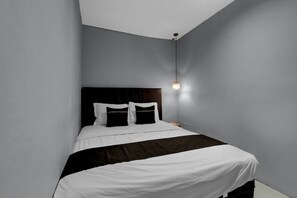 1 bedroom, free WiFi, bed sheets - Cozy Deluxe Double Escape w/ Free WiFi (Semarang)