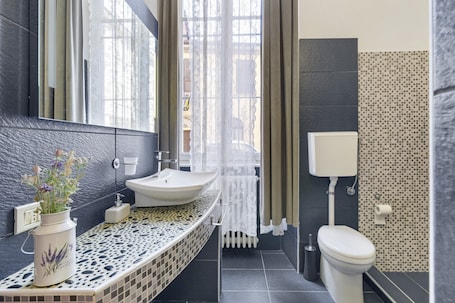 Shower, hair dryer, towels. 7 Archi – 3-Bedroom Apartment in the Heart of Como