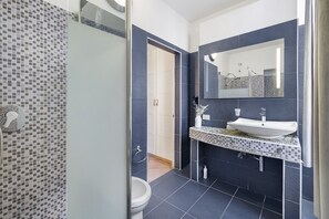 Een douche, een haardroger, handdoeken