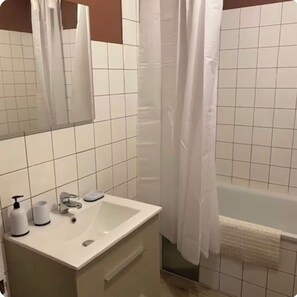 Een haardroger, handdoeken, zeep, toiletpapier