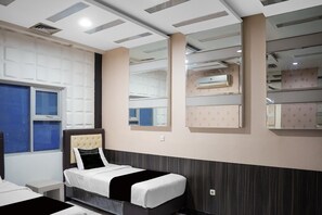 Room - Cozy Indonesia Standard Twin w/ Free WiFi (Padang)