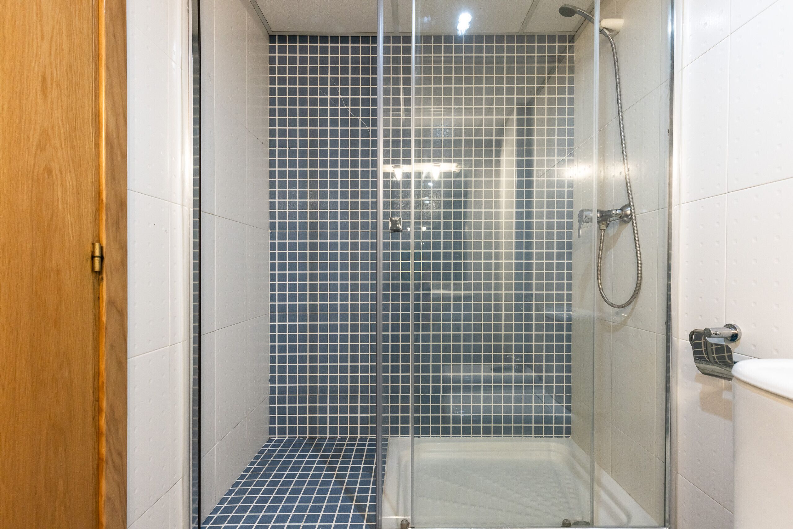 Een douche, handdoeken