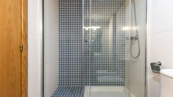 Een douche, handdoeken
